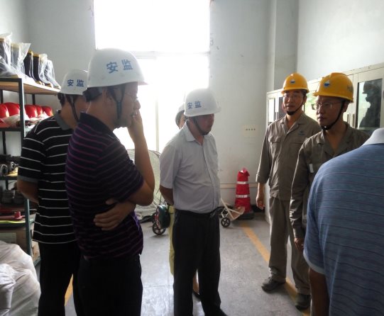 涪陵區(qū)迎接十九大安全穩(wěn)定工作專項(xiàng)督查組第一組副組長(zhǎng)、區(qū)委督查室主任周銀奎帶隊(duì)對(duì)我司為迎接十九大安全穩(wěn)定工作開展情況2.jpg